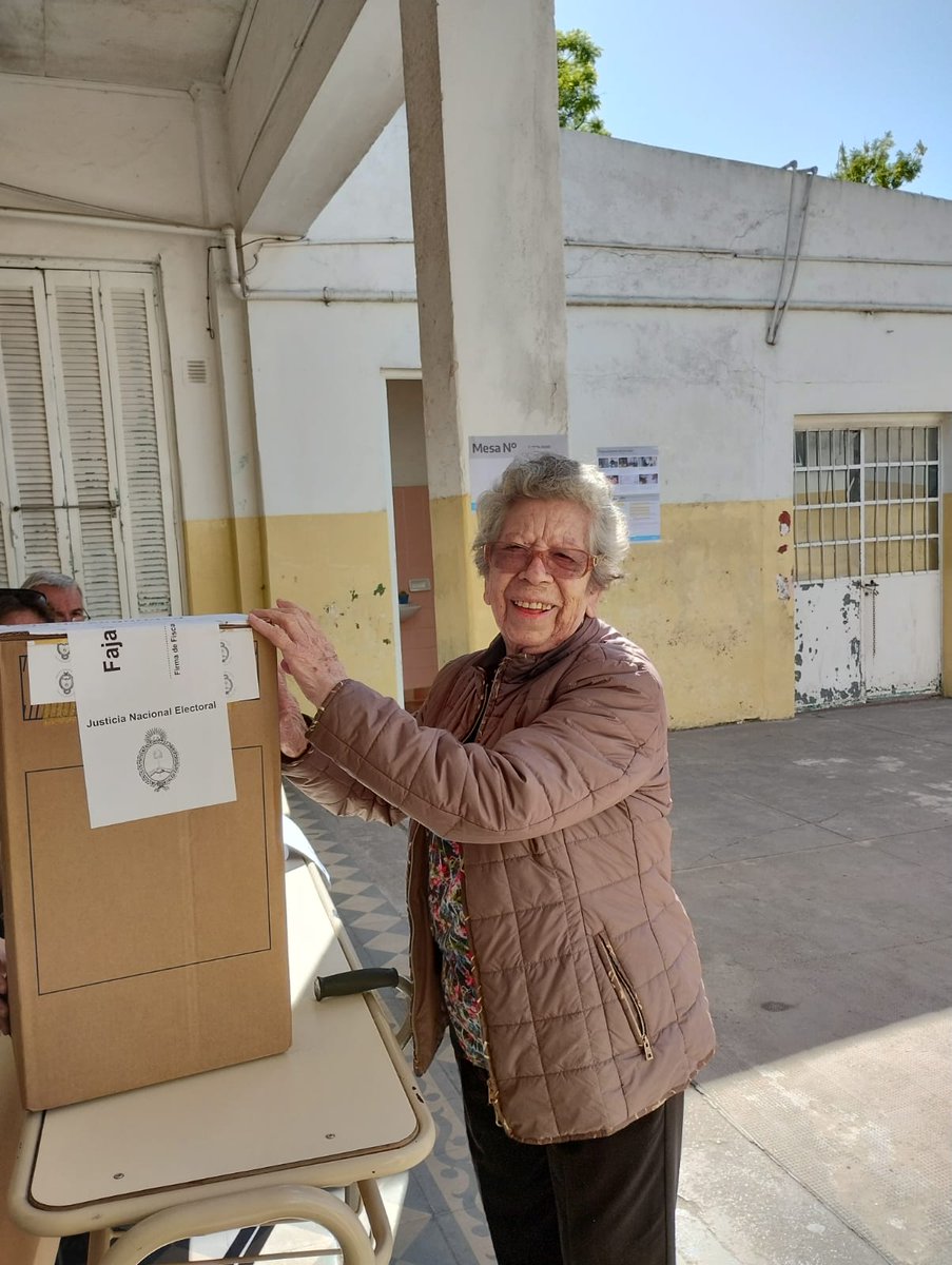 hugoncorrea's tweet photo. Te agrego mi suegra, Inés, 94 años votando en su pueblo, Verónica.
Con las con✌️icciones intactas.
Vamos que ganamos!! https://t.co/wVHW2kRr2Q