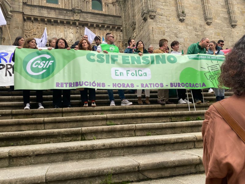 GaliciaCsif's tweet photo. 🤗 @CsifEnsino quere agredecer a participación de todos os docentes, familias e alumnado que no día de hoxe participaron nesta tecerceira protesta do "Novembro en loita" #oprofesoradononsevende
ℹ️ 📷 Toda a información e galería de imaxes na web
https://t.co/bcQGUucHHW https://t.co/ZFQPltxQg9