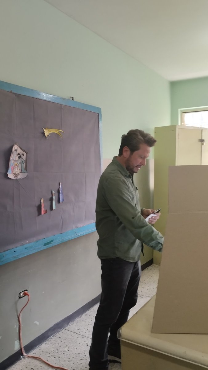 GiovannyMarRuj's tweet photo. Ejerciendo mi #voto en el Simulacro al #Referendum #Consultivo hoy #19Noviembre 

#CopeiVotaSi
Rumbo al #03Dic por nuestra soberanía y nuestro derecho art. 05 y 71 #CRBV https://t.co/OcyWTtzk6q