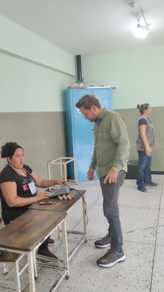 GiovannyMarRuj's tweet photo. Ejerciendo mi #voto en el Simulacro al #Referendum #Consultivo hoy #19Noviembre 

#CopeiVotaSi
Rumbo al #03Dic por nuestra soberanía y nuestro derecho art. 05 y 71 #CRBV https://t.co/OcyWTtzk6q