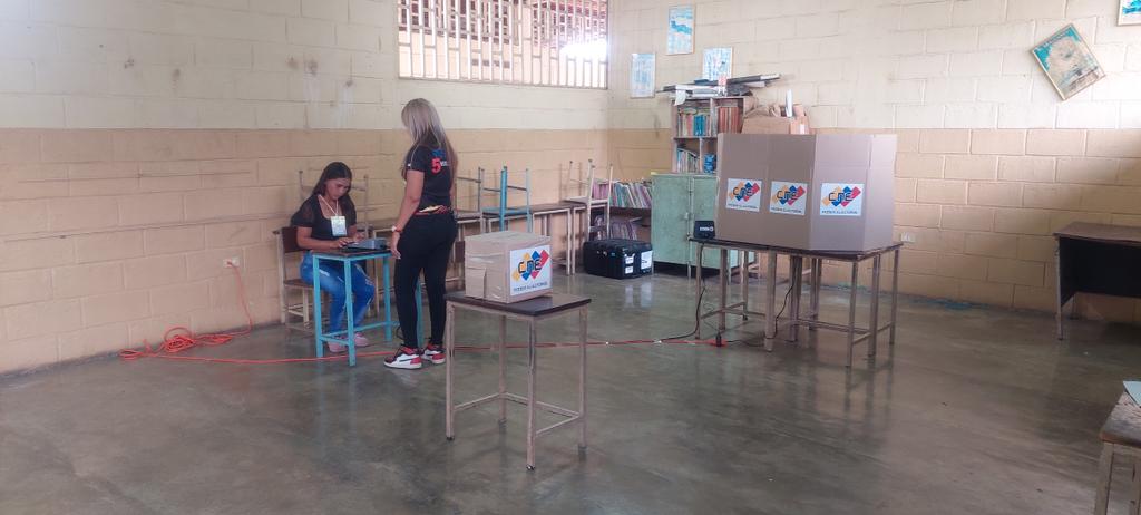 rosma_carrasco's tweet photo. Desde el Estado Portuguesa dije 5 veces Sí en defensa de nuestro territorio Esequibo somos tricolor, como nuestra Bandera con el Amarillo, Azul, el Rojo y sus 8 estrellas, entre ellas la de la Guayana Esequiba Brillando, Venezuela Toda 🇻🇪
#SimulacroElectoral https://t.co/X2AKfSGhhU
