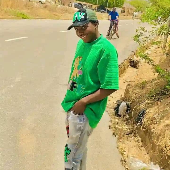 One day One day monkey go chop the banana