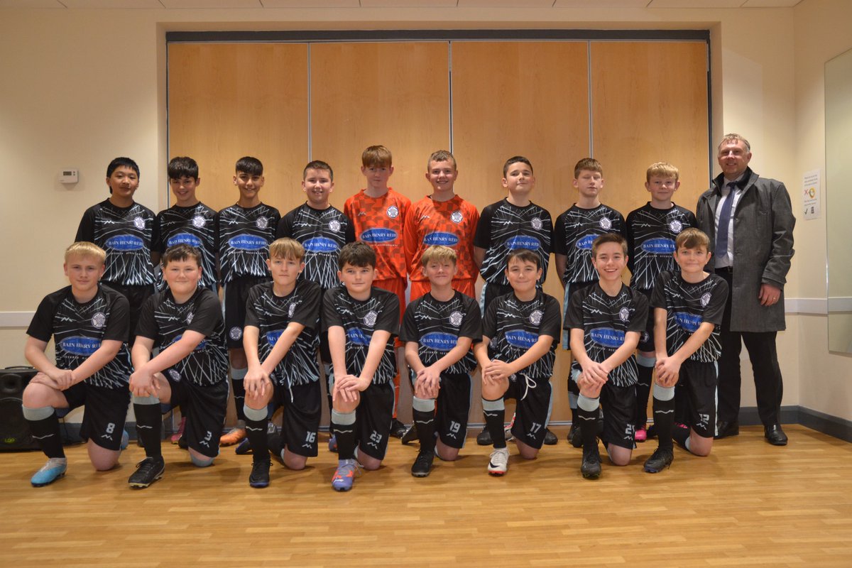 Mintlaw2's tweet photo. New away strip for the boys present by Iain Arthur from Bain Henry Reid Chartered Accountants in Peterhead. Many thanks for all your support. https://t.co/dezHp2bYAV