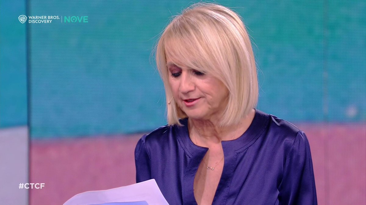 chetempochefa's tweet photo. "Caro Giovanni,
Volevo chiederti scusa. Noi con te noi abbiamo perso.
E abbiamo perso nella maniera più terribile, perché è stata una sconfitta ma senza nemmeno un vincitore.
Hanno perso gli adulti, ha perso la scuola che doveva proteggerti, ha perso la società che ancora non capisce quanto sia utile, e necessaria, e fondamentale un’educazione sessuale e sentimentale a scuola.
Oggi in Italia un giovane su sei è vittima di bullismo, il 20% è tra gli undicenni, più femmine che maschi. Il 70% dei ricoveri per tentato suicidio sono giovani, e dall’inizio della pandemia, questi casi sono aumentati a dismisura.
Quindi sono tanti, tantissimi… ma anche se fosse solo uno, sarebbe comunque una tragedia.
Quindi ora mi rivolgo a te, che porti gli occhiali spessi, che hai il giro vita di Asterix, i denti da coniglio o le orecchie divaricate.
A te che alle feste nessuno ti invita, che ami le poesie e non conosci Pogba ma Quasimodo, e a te, che mangi sempre la stessa merenda o che balbetti.

A te che vai a scuola tutti i giorni con il terrore addosso e preferiresti emigrare in Mozambico.
Ci vai pieno di paura perché ci sono dei compagni che ti perseguitano, e ogni giorno, ogni santissimo giorno ti prendono in giro, ti spingono, ti menano, e ti rendono la vita impossibile.
Ti svelo un segreto: non c’è niente di impossibile, una soluzione si trova sempre, non devi arrenderti.
Il mondo non finisce con la tua scuola.

Se la vita fosse un film al cinema, non sei nemmeno alla fine del primo tempo, ma subito dopo i trailer.

La cosa davvero impossibile è tenersi tutto dentro, sopportare e soffrire senza dire niente a nessuno."

@lucianinalitti a #CTCF