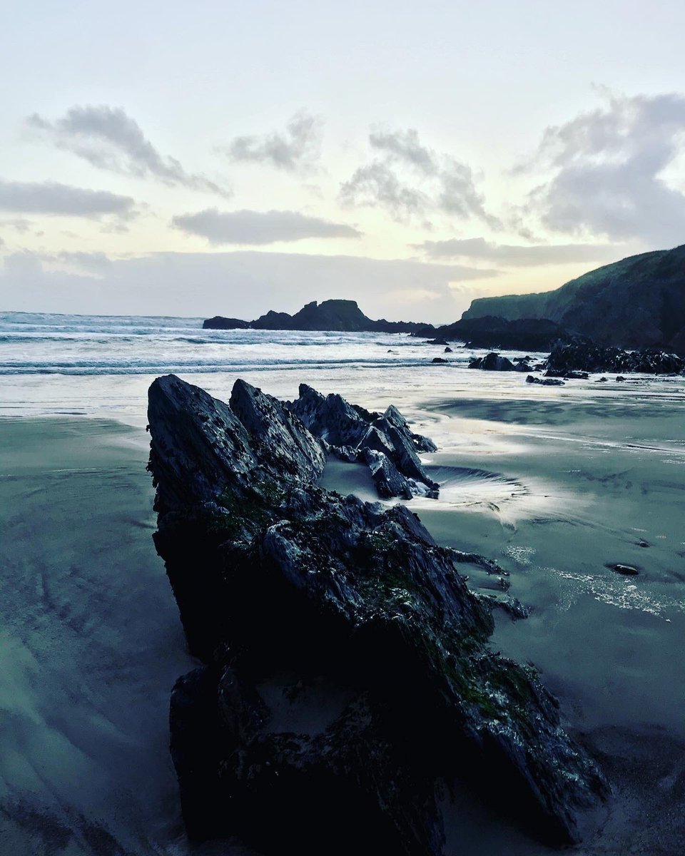 SineadBarry77's tweet photo. Evening stroll/hike with @amanublanco 👯♀️🌊 #thelongstrand #castlefreke #beach #sea #waves #sand #rocks #november #sunday #freshair #walk #clonakilty #cork #ireland @corkbeo @pure_cork @yaycork @LovingCork @CravingCork @CorkDaily https://t.co/exF5YD1aaY