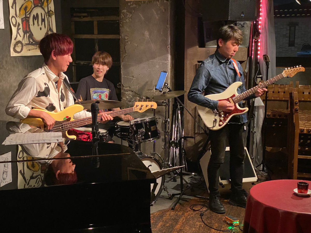 y_canada's tweet photo. 20231119
Dos Luna @ alfie
#坂本竜太 (B,Vo) / #荻原亮 (G)
with #山崎隼 (Dr)
※敬称略
2023 #DosLuna 秋の東名阪ツアーの初日。
この日から新たなDos Lunaグッズも販売となりました。
3人の自由で思い切りの良いアプローチが、より密度の濃いDos Lunaサウンドとなって伝わって来ました。 https://t.co/NZ8Gu1qUlN