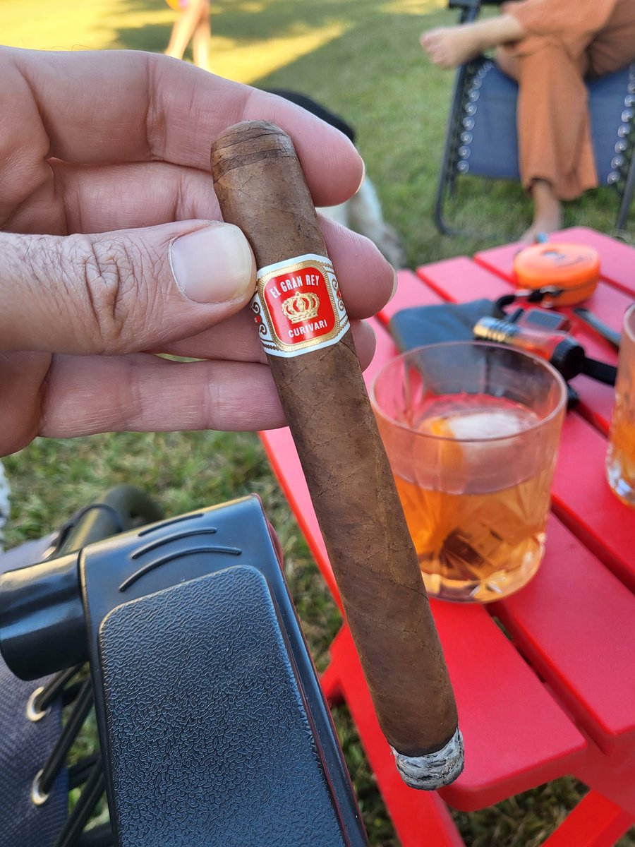 @CurivariCigars El Gran Rey with a smoked old fashioned. This is how you afternoon. The subtle sweetness of the EGR pairs perfectly with the cocktail. Pairing cocktails and cigars is an art and a science. And I'm a huge nerd.