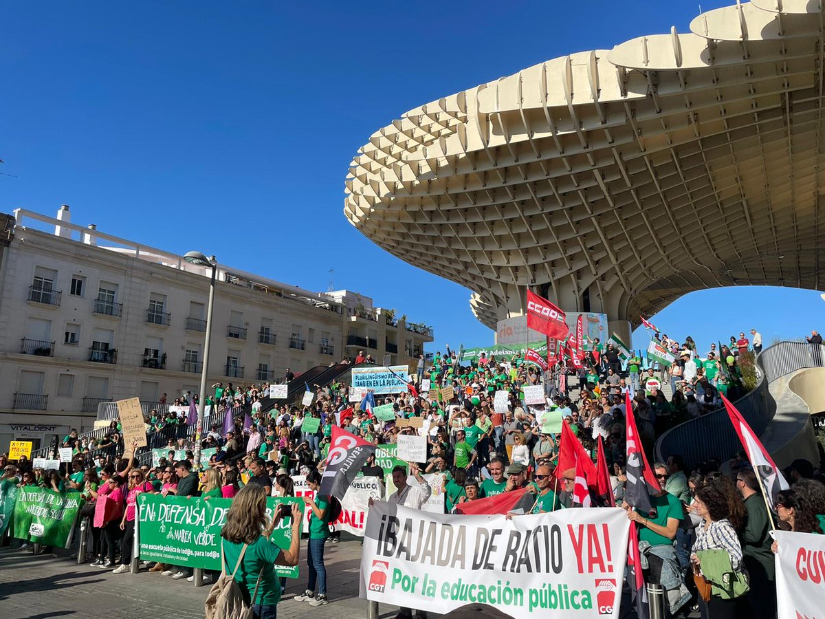 Hemos ido en bus a #Sevilla para defender la #EducaciónPública. Hemos estado también en #Málaga.

La comunidad educativa andaluza exige bajada de ratio, aumento de plantillas y recursos para NEE, reducción de horario lectivo y de la carga burocrática #19NxLaPública #USTEAdaLaCara
