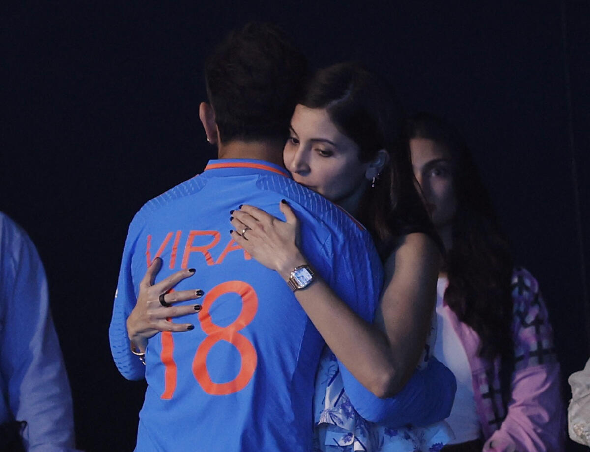 Virat Kohli hugging Anushka Sharma. 🥹💔