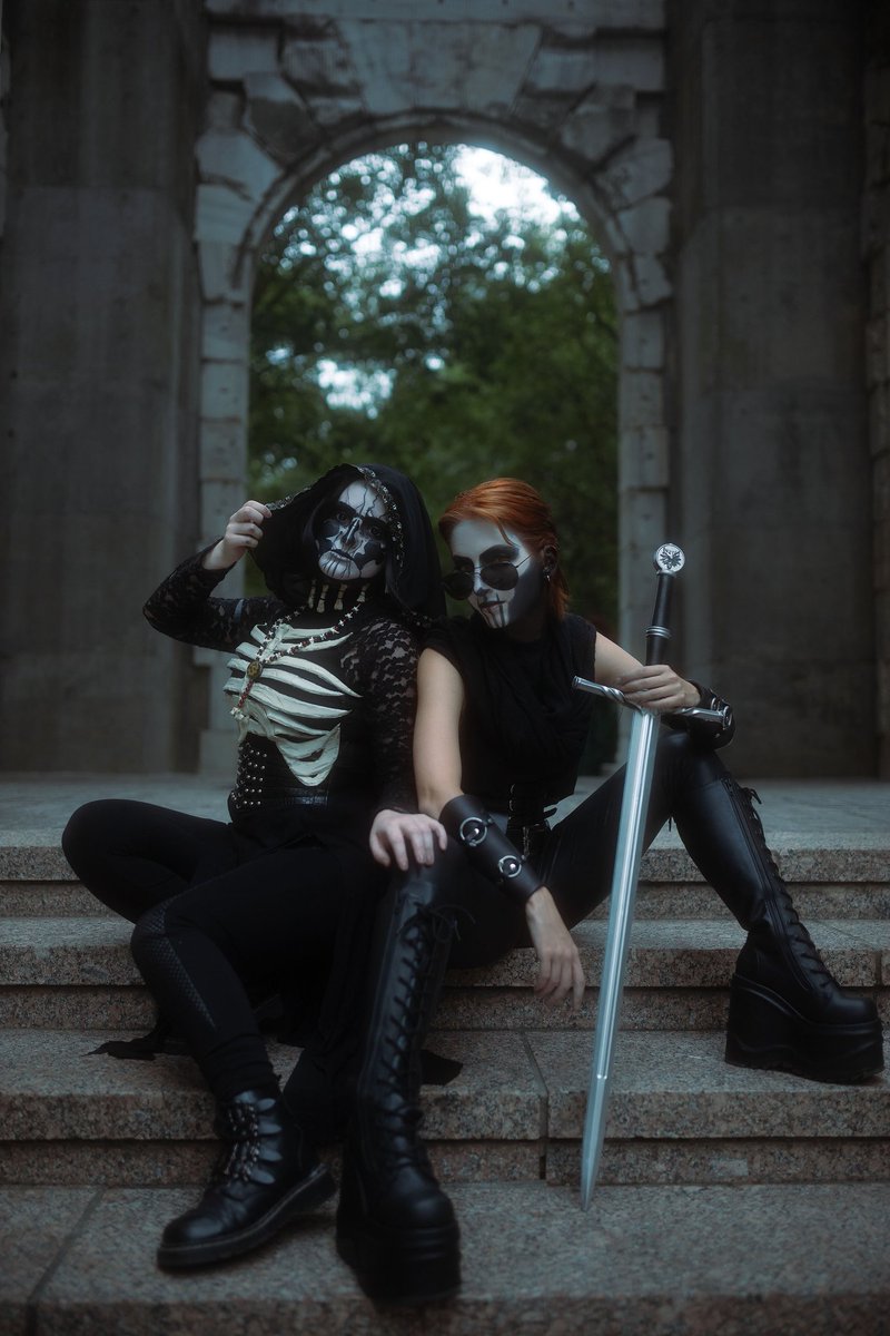 I have been so so excited to share these Locked Tomb photos! This was such an absolute blast to do alongside @tinkeringpixie 🖤🤍

Pic: @wendysnapz on IG
Harrow: <a href="/TinkeringPixie/">🇱🇧- ̗̀Esa ̖́- 🇱🇧</a>
Paint: <a href="/mehronmakeup/">Mehron Makeup</a> 

#lockedtomb  #gideontheninth #harrowtheninth #gideon #Harrow #lgbt