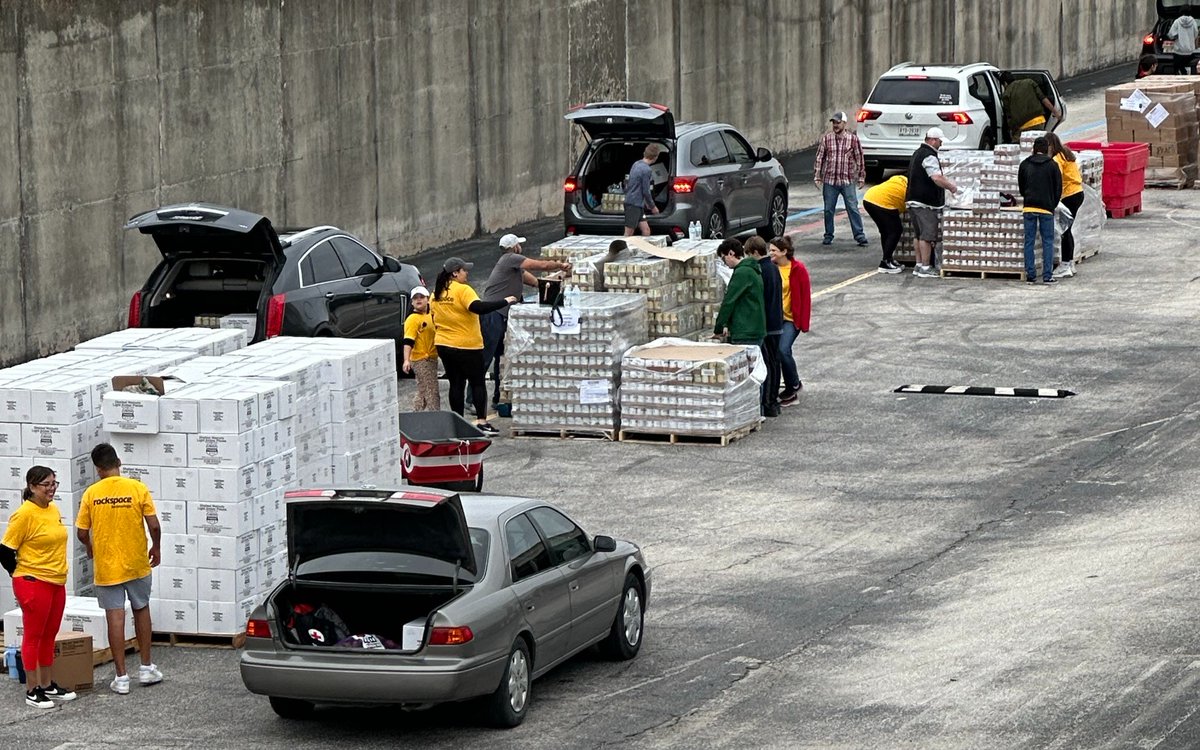 Rackspace's tweet photo. #Rackers have joined forces yet again with the @safoodbank to combat hunger during November, providing over 15,000 meals to families in our community. 🫶 Today, we held our 18th annual event of serving 450+ households! 🦃 

#RackGivesBack #RackerLife #LifeAtRackspace #GiveBack https://t.co/GAiyYZTfqM