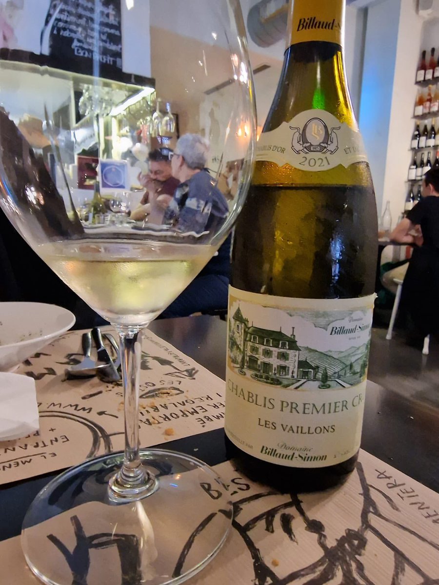 mplans8's tweet photo. Moments únics al #restaurantlamarineta Billaud-Simon Premier Cru Les Vaillons 2021, estimulant en nas i molt sorprenent en boca. Una Chardonnay que enamora ♥️🔝
#chablis #chardonnay #billaudsimon #borgonya https://t.co/IBIYMbbH3D