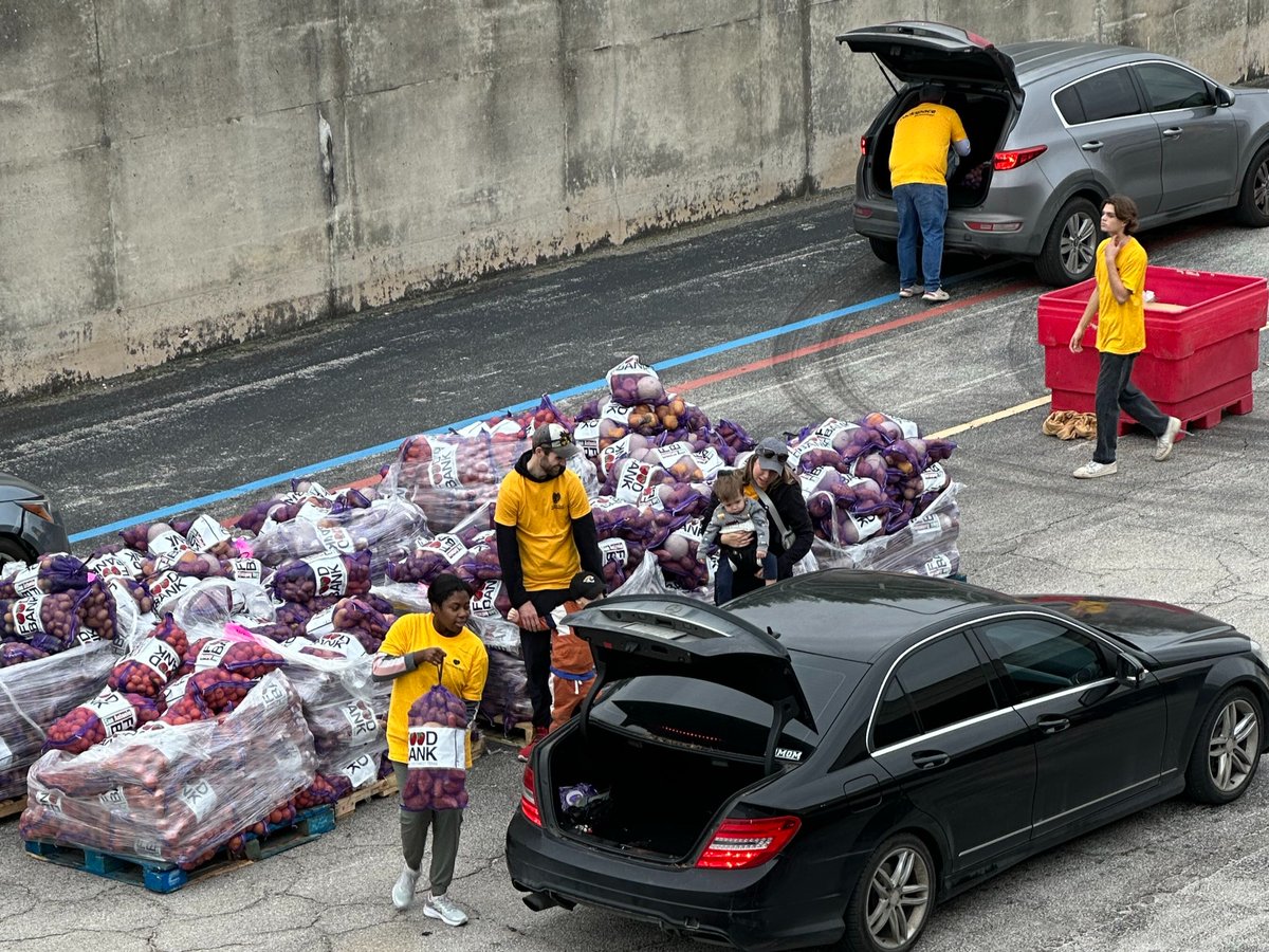 Rackspace's tweet photo. #Rackers have joined forces yet again with the @safoodbank to combat hunger during November, providing over 15,000 meals to families in our community. 🫶 Today, we held our 18th annual event of serving 450+ households! 🦃 

#RackGivesBack #RackerLife #LifeAtRackspace #GiveBack https://t.co/GAiyYZTfqM
