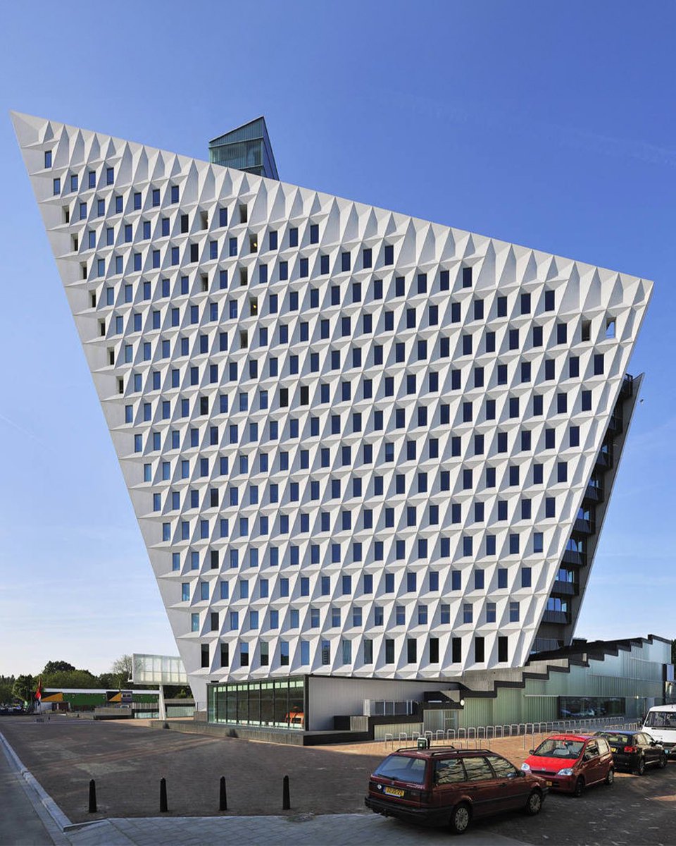 Hague Municipal Office, designed by Rudy Uytenhaak  Partners Architecten, brings a more dynamic atmosphere to the area.

📸Pieter Kers

#parametricarchitecture #rudyuytenhaak #netherlands #facadedesign #municipal