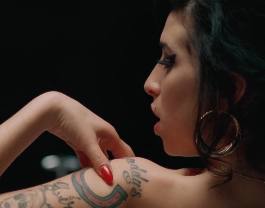 winehousehourly's tweet photo. https://t.co/DXfuEVtdkn