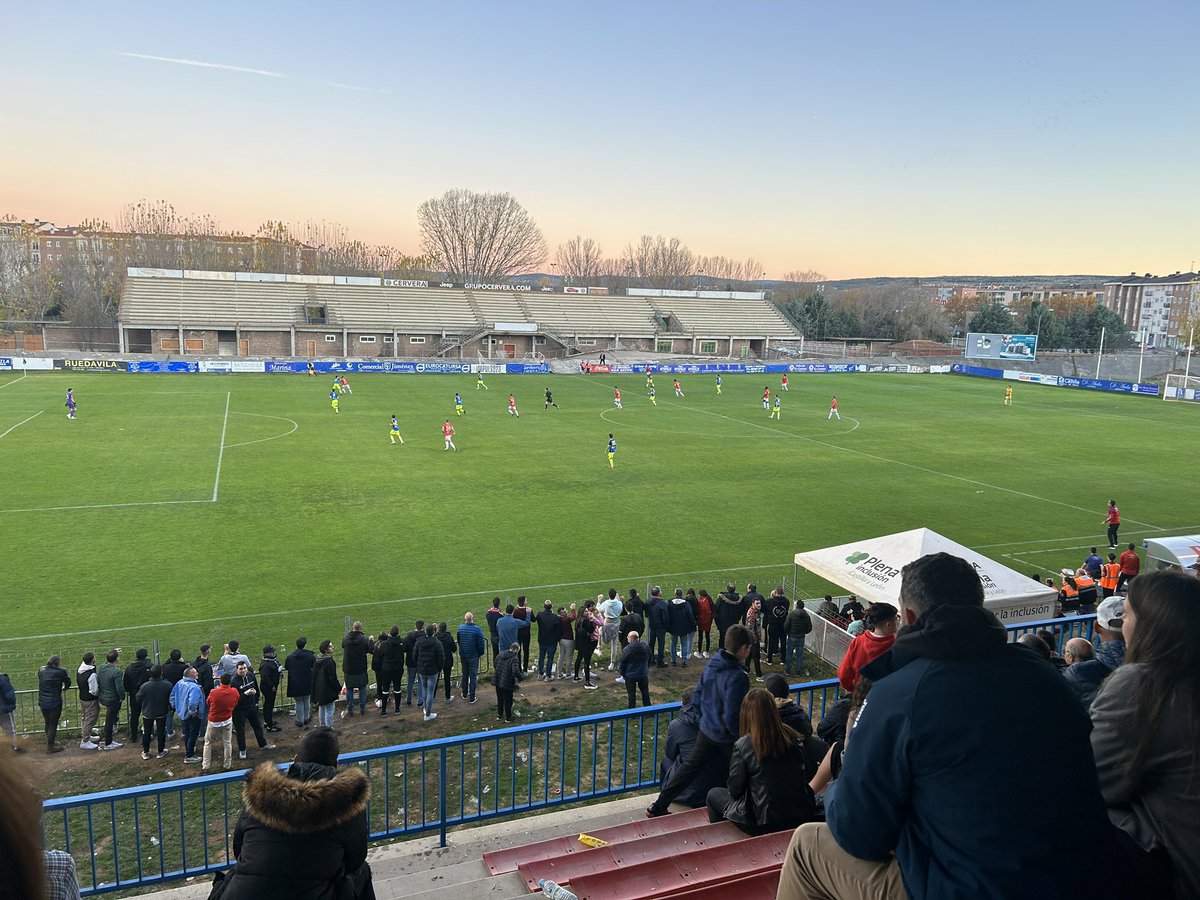 El <a href="/AtcoTordesillas/">Atlético Tordesillas</a> ha vivido contra el <a href="/RealAvilaCF/">Real Ávila CF</a> el mayor atraco que yo he visto en muchiiiiiiiiisimos años. Hoy queda demostrado que hay árbitros que no saben pitar en ambientes calientes. Se inventó el penalti del 2-2 y anuló un gol en el 95’ que nadie sabe por qué.