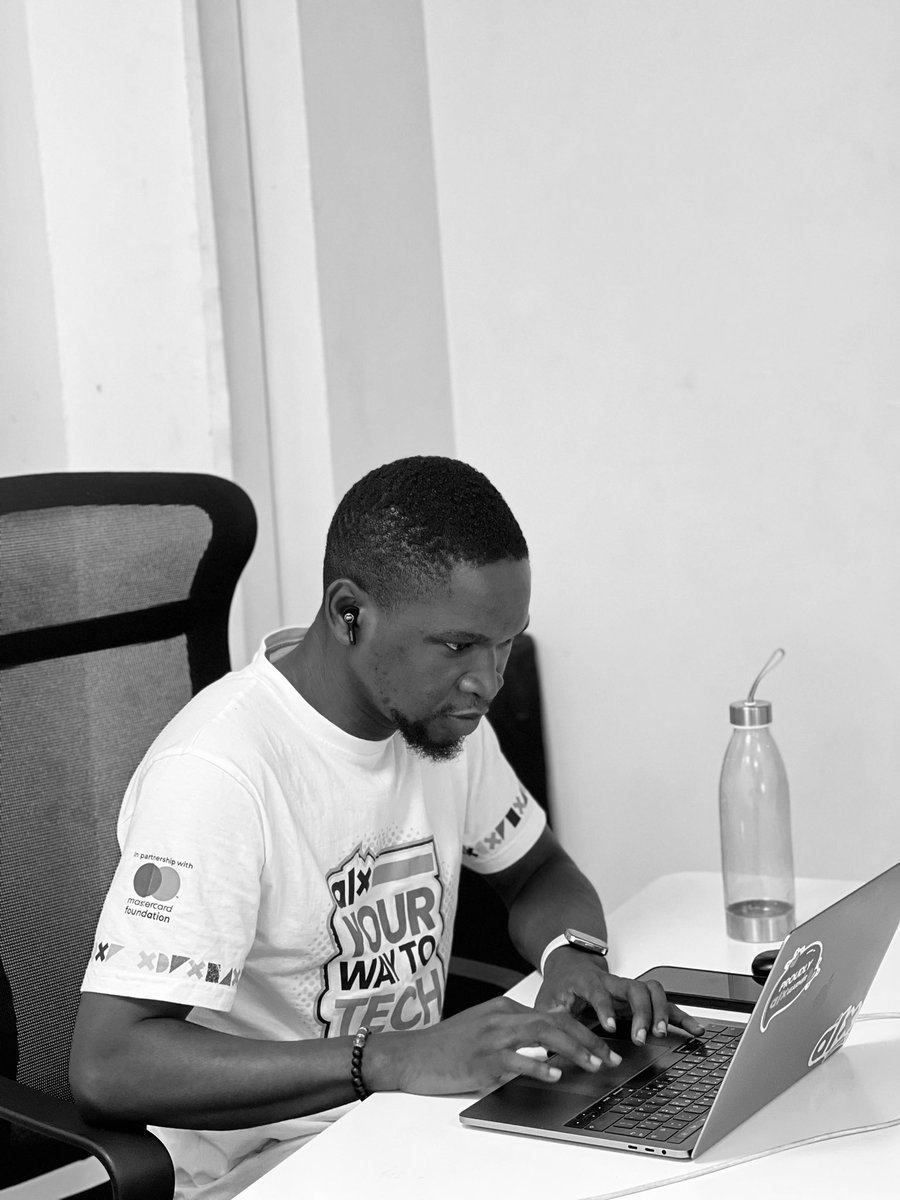 Tundeh07's tweet photo. Your self development will take you a long way, never deprive yourself of that. Work will come and go ☀️
#brandesign #uidesign #uiux https://t.co/gxGv8Jhskb