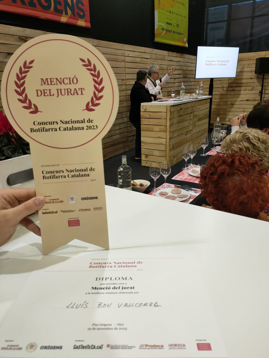 AjCastelltersol's tweet photo. 🤗Avui dins de la fira Orígens a Olot, el jurat del Concurs Nacional de Botifarra Catalana 2023 ha concedit una menció al mestre artesà de Castellterçol Sr. lluís Bou Vallcorba de la Carnisseria Lluel.
Moltes felicitats!

@lluelcarnisseria
@castellcomerç
#joç
#castellterçolcomerç https://t.co/eXzMeN8SEH