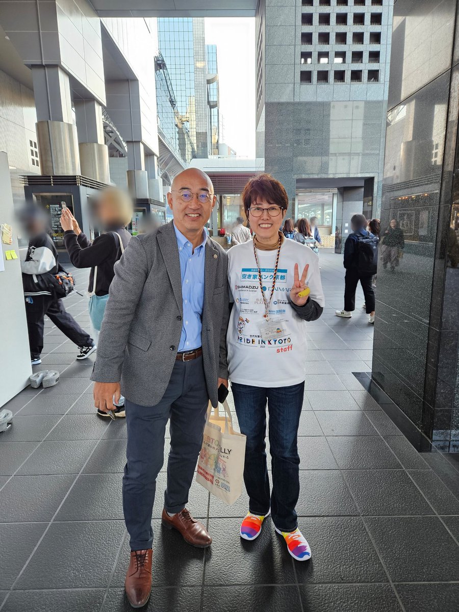 ricoandmiyu's tweet photo. 「私たちだって"いいふうふ"になりたい展in京都駅前広場2023」

5時間だけの展示でしたが、すごくたくさんの方に見ていただけました✨
2024年の京都市長選に出馬予定の福山和人さん@kaz_fukuyamaも来てくださって感激しました😄
同性婚に賛成？反対？パネルには賛成のシールをペタリ✨
#いいふうふになりたい展