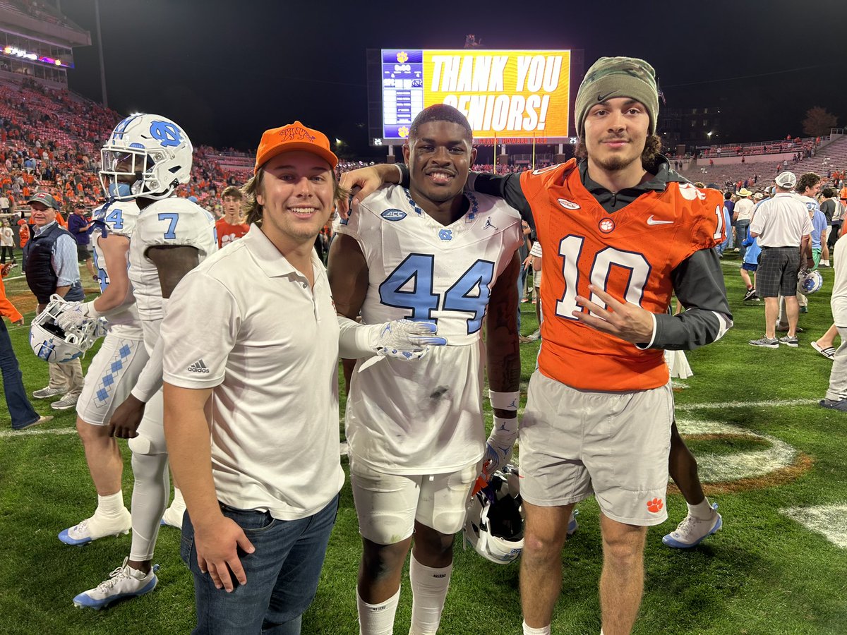 taftmatney's tweet photo. Two years ago, they were @MavLandFootball captains. Two years later, they had an on field reunion, and Iโm glad I got to give them a hug. Proud of @DeuceCaldwell @jlukus04 and @thetreymatney and canโt wait to see where life takes you. #AlwaysAMav #ForeverFamily https://t.co/SbP80fmRN5
