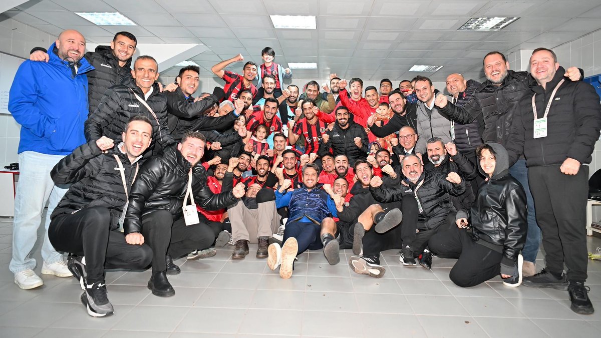 Turgutluspor liderliğe yükseldi 👏🏻👏🏻

Turgutluspor 2-0 Eynesil Belediye (11. Hafta)

Eynesil'i Noyan Öz ve Veysel Karani Ünal'ın golleriyle mağlup eden Turgutlu liderliğe yükseldi.