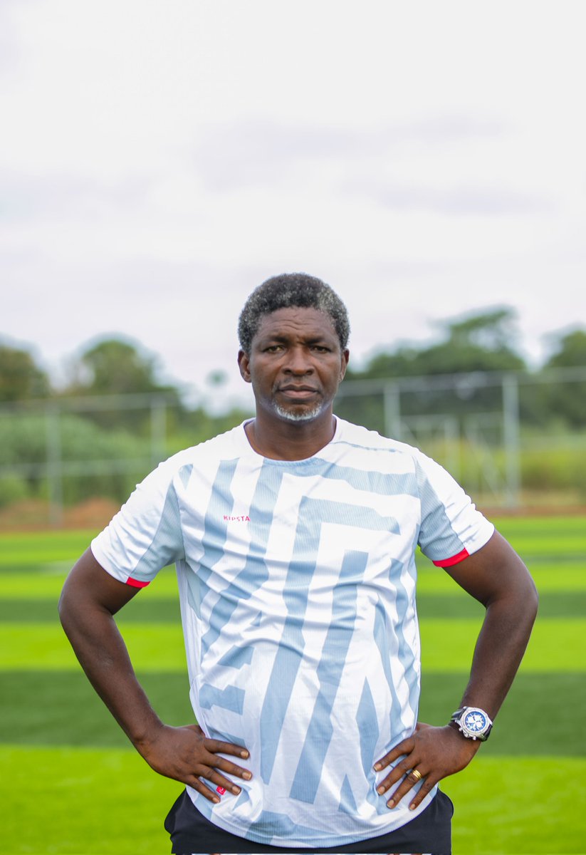 Nsoatreman_FC's tweet photo. 😭😭😭😭😭😭😭
Our coach Maxwell Konadu is being beaten at the moment at the Sunyani coronation park for picking a point in a draw game against the home team @bofoakwatano .

The also attacked the Match officials.

😭😭😭 https://t.co/7icXzrnJgS