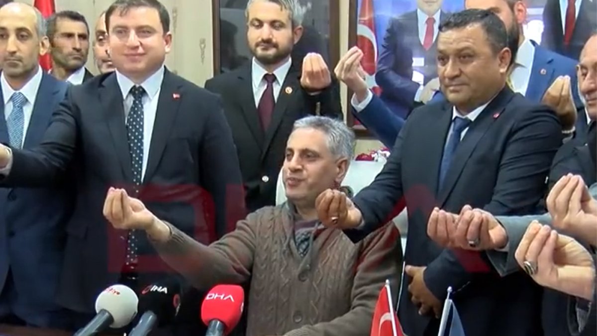 BirGun_Gazetesi's tweet photo. Ocak Partisi'nin "kutsal" el işareti gündem oldu
https://t.co/8dOzrUYwpZ https://t.co/84kOfzXQiZ