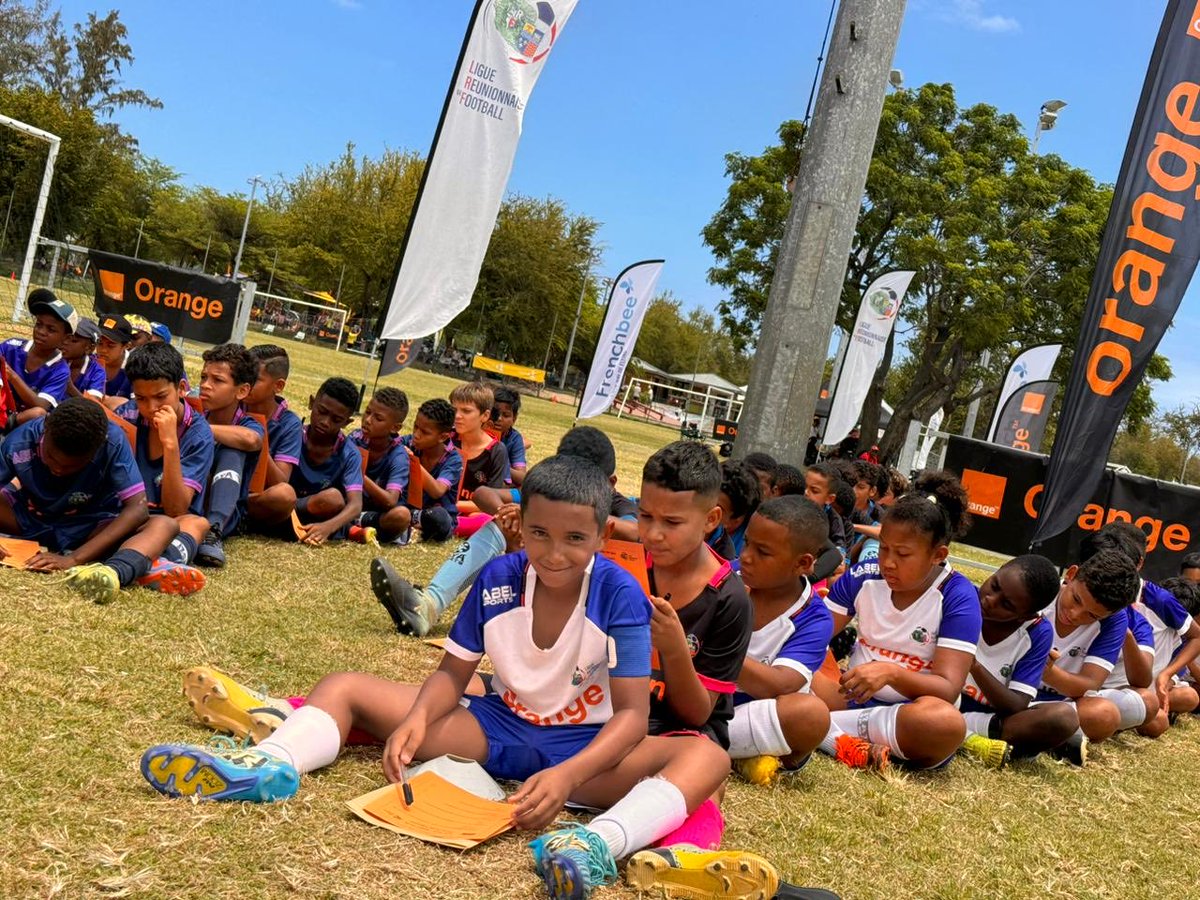 andremartin02's tweet photo. 16 superbes équipes ont joué aujourd’hui la phase finale de l’#orangecup ! Bravo l’AS capricorne de la Ravine des cabris vainqueur de cette coupe sportive et éducative. Merci aux éducateurs, aux arbitres, aux parents et  ⁦@LRF974⁩ ⁦@FrenchBee⁩ ⁦@OrangeReunion⁩ https://t.co/5jTypO18zC