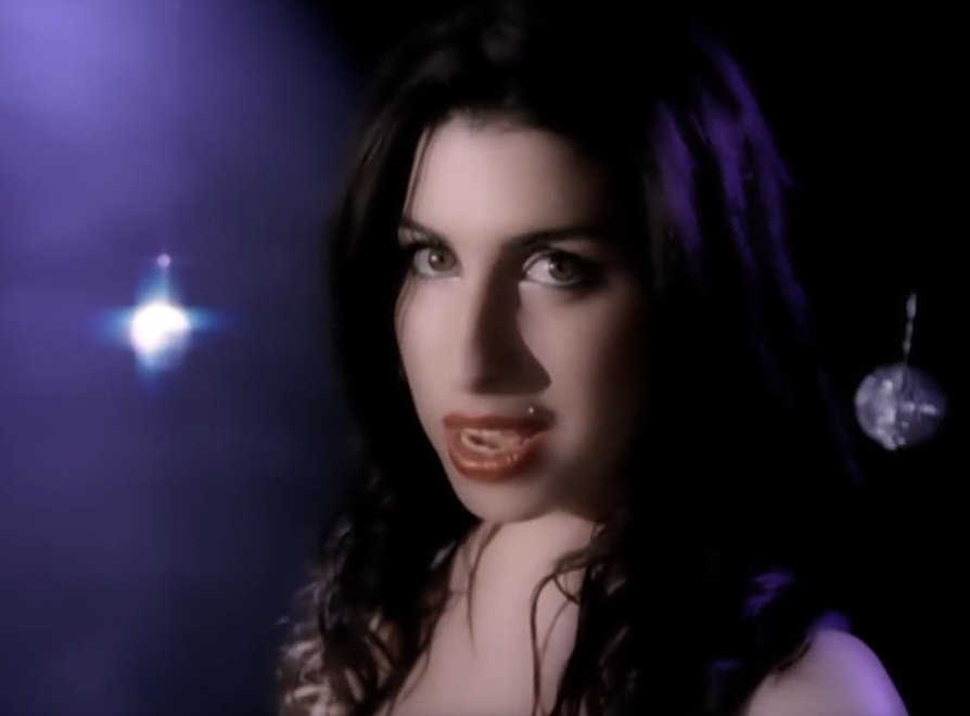 winehousehourly's tweet photo. https://t.co/EbQND52avb