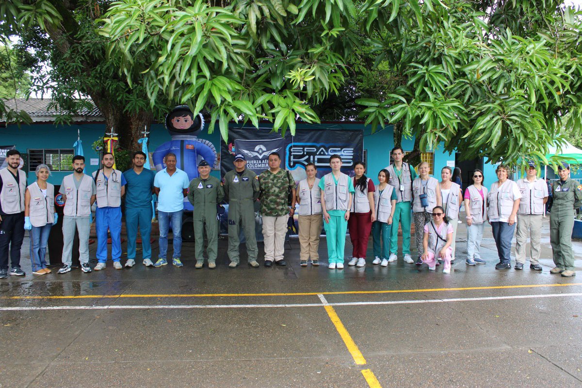 FuerzaAereaCol's tweet photo. Generando un impacto positivo en niños y adultos de Puerto Salgar #Cundinamarca, su #FuerzaAeroespacial🇨🇴 brindó diferentes servicios de salud y recreación.
#AdAstra🚀 #CACOM1
#HechosConAmor https://t.co/ZyBFmvq5WD