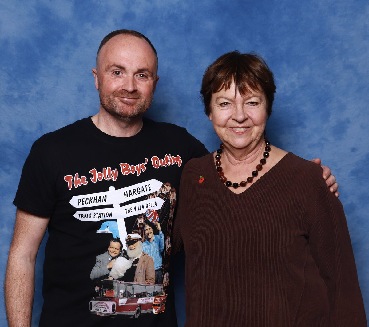 Paul_Bothwick's tweet photo. Great to meet Tessa Peake-Jones last Sunday 12/11/23 at @Showmasters #LCCWinter & add her autograph to my Limited Edition Only Fools and Horses 40th Anniversary Stamps to go with Sir David Jason,@SueHolderness & @BeingBoycie
#OnlyFoolsandHorses #OFAH #ShowmastersEvents #ComicCon https://t.co/GVszKwn5CM