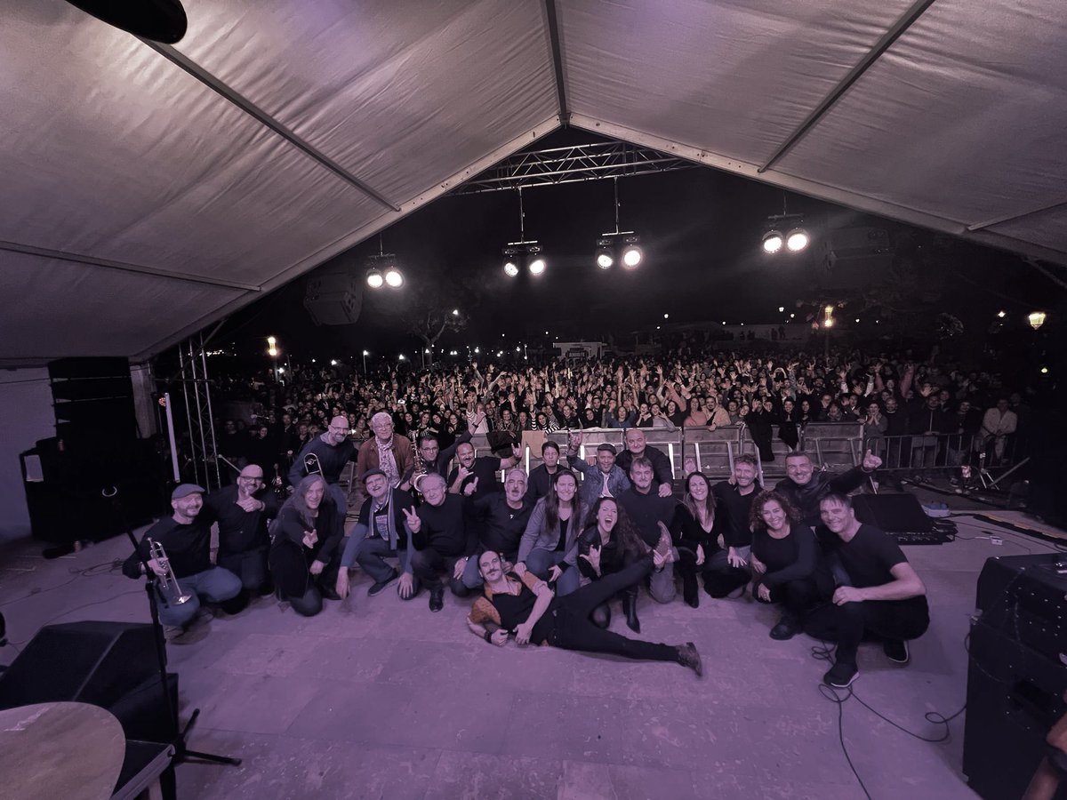 Ressonadors's tweet image. ❤️ GRÀCIES SANTA GERTRUDIS ❤️
Ahir vau ser més de 6.000 cantant-les totes i donant-ho tot amb naltros, com sempre.
Una nit inoblidable per tancar aquest any des nostro 15 aniversari.
No tenim més paraules, només GRÀCIES!!! 🙏🏼