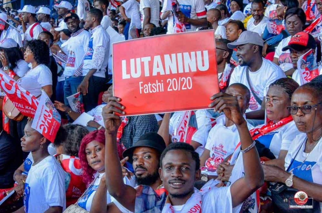HamidaKamerhe's tweet photo. L'arrivée du VPM L'honorable Vital Kamerhé au stade des martyrs pour le lancement de la campagne de notre candidat numéro 20, SEM  Félix Antoine Tshisekedi Tshilombo.

#Fatshi20 #VK16 #Bukavu https://t.co/7Okr619hO9