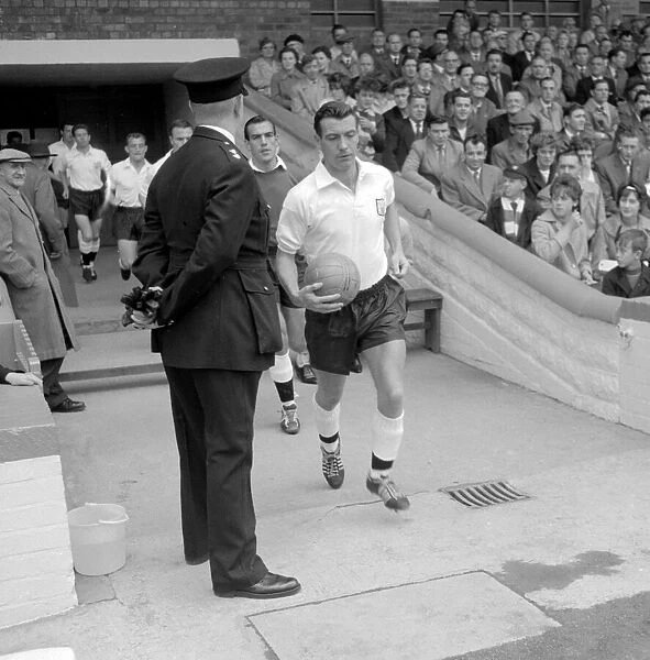 robertmdaws's tweet photo. #JohnnyHaynes of @FulhamFC leading his team out for a league division one match at Craven Cottage
August 1961 https://t.co/kifZLPGRpv
