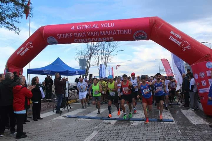 ilyasoglu_hasan's tweet photo. Uluslararası İstiklal Yolu Şehit Şerife Bacı Yarı Maratonu yoğun katılımla bugün gerçekleşti. Türkiye'nin değişik yörelerinden sporcular İnebolu'da bulunmaktan memnun oldular.
Bu güzel etkinliği düzenleyen, emeği geçen herkesi kutluyorum. Tüm sporcuları da kutluyorum. https://t.co/Dw80M4zAiY