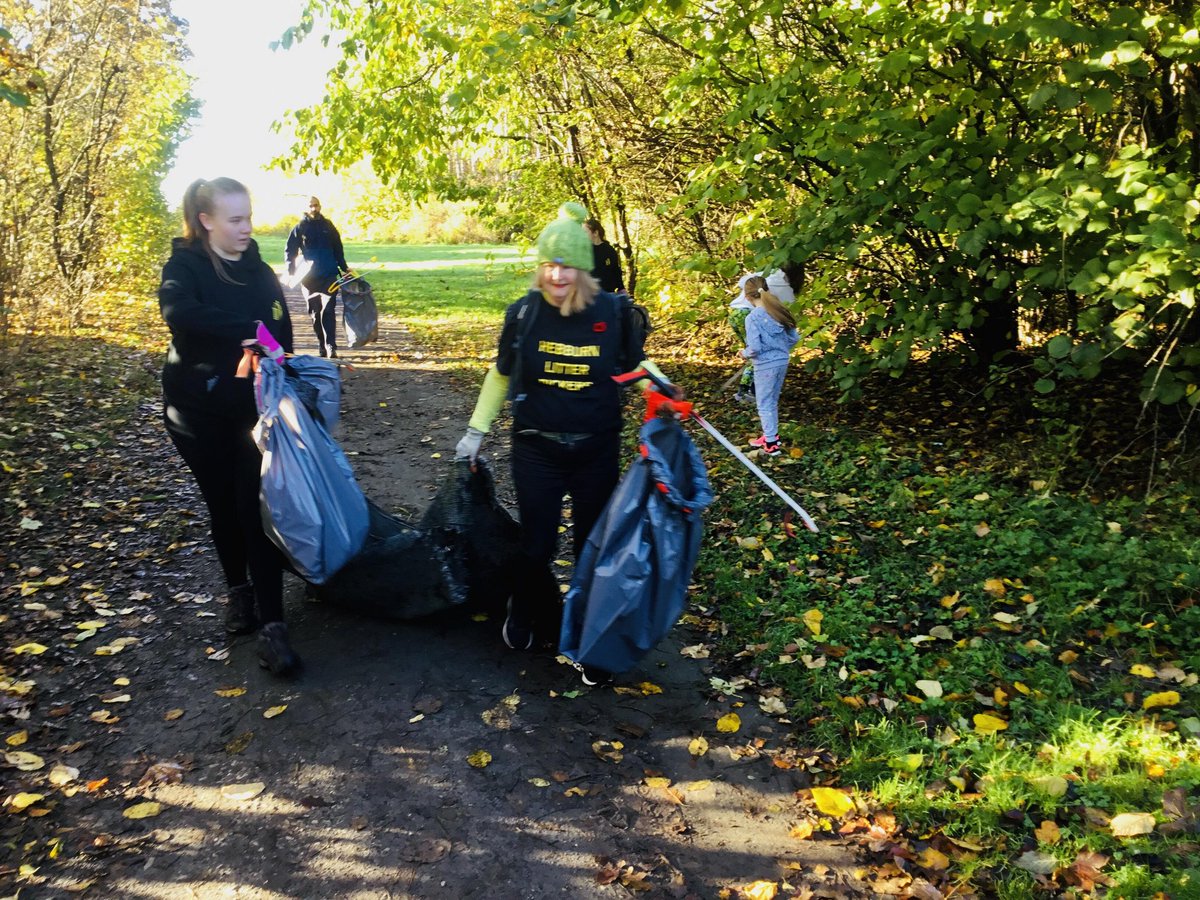 The volunteers found a poorly hedgehog - unfortunately he did not survive 😢 🦔 We found a number of trees and shrubs had been cleared 😭 and are working to get this area replanted 💪 We are working to protect and enhance our town ❤️
#leaveitbetter #nature #lovewhereyoulive
