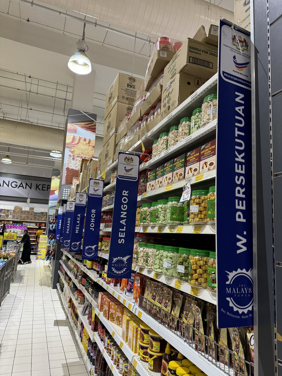 Love this section at MYDIN not just slapping a Buatan Malaysia label but a different section for each state 😭 didn’t even know some famous snacks are from Penang haha