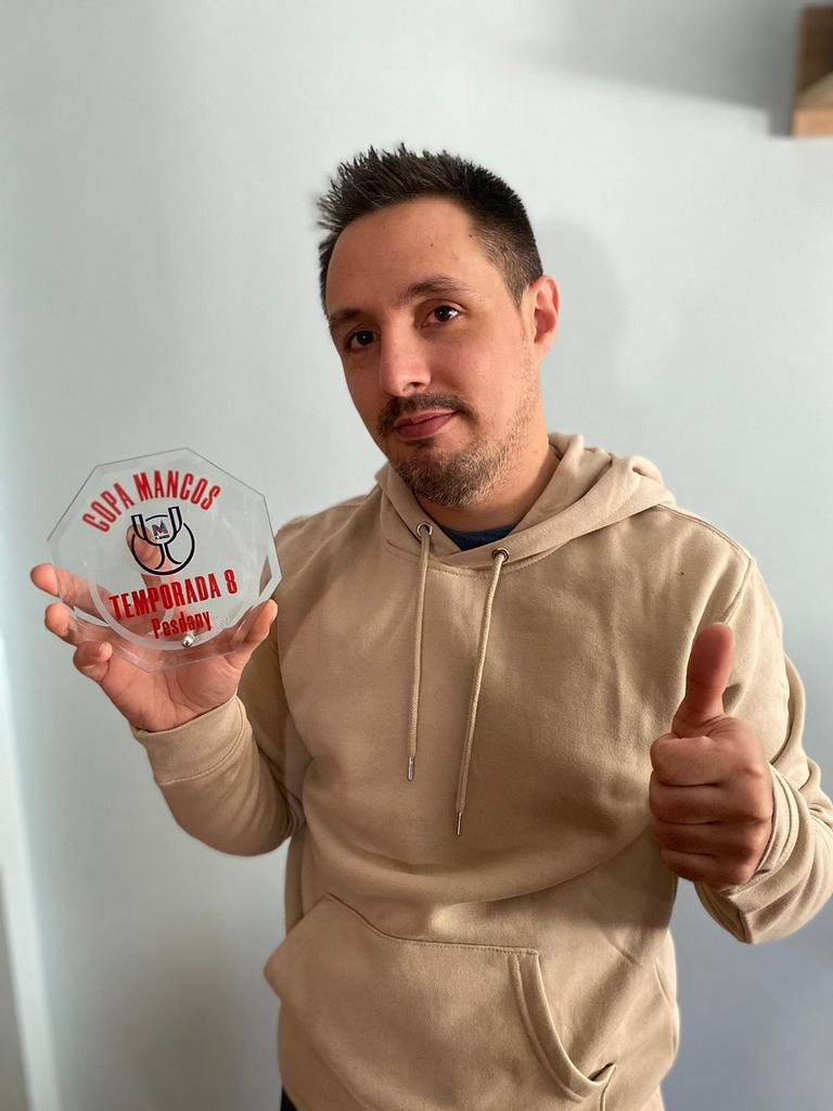 PesMancos's tweet photo. Bueno amigos
Pues ya tiene en sus manos @PESDANY10 el trofeo como ganador de la copa mancos de la temporada 8
Desde la administración queremos agradecer tanto a @PESDANY10 como a los demás jugadores lo fácil que nos ponen organizar la comunidad 👏👏
Por cierto en breve ojito 🫣 https://t.co/hr3hJJeAEQ