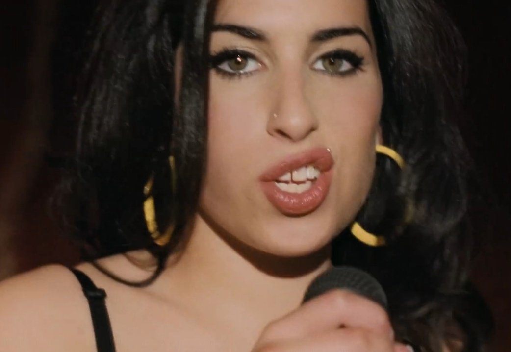 winehousehourly's tweet photo. https://t.co/wIoj46MLX8