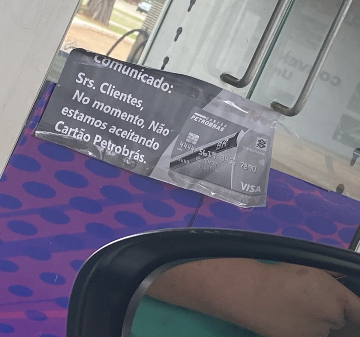 Juninhodf2's tweet photo. Um posto @petrobras que não aceita o cartão Petrobrás. Enfim, a hipocrisia. https://t.co/nifBaQJl8u
