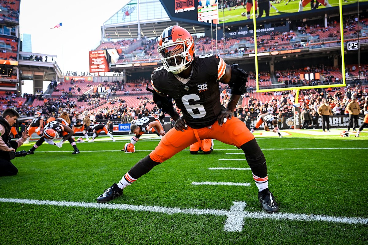 Browns's tweet photo. suns out, dawgs out 🐶🐶🐶 https://t.co/KLjh5aRsR6