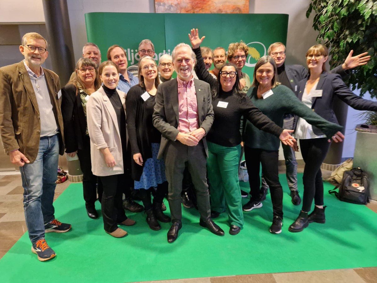 Hela MP Hallands kongressdelegation med nyvalda språkröret Daniel på plats i Örebro efter intensiva dagar. Fr v Nils, Ingegärd, Martin, Ylva, Isak, Lisa, Margareta, Janne, Björn, Amina, Peter, Karin, Håkan och Hanne. Vilket gäng!!