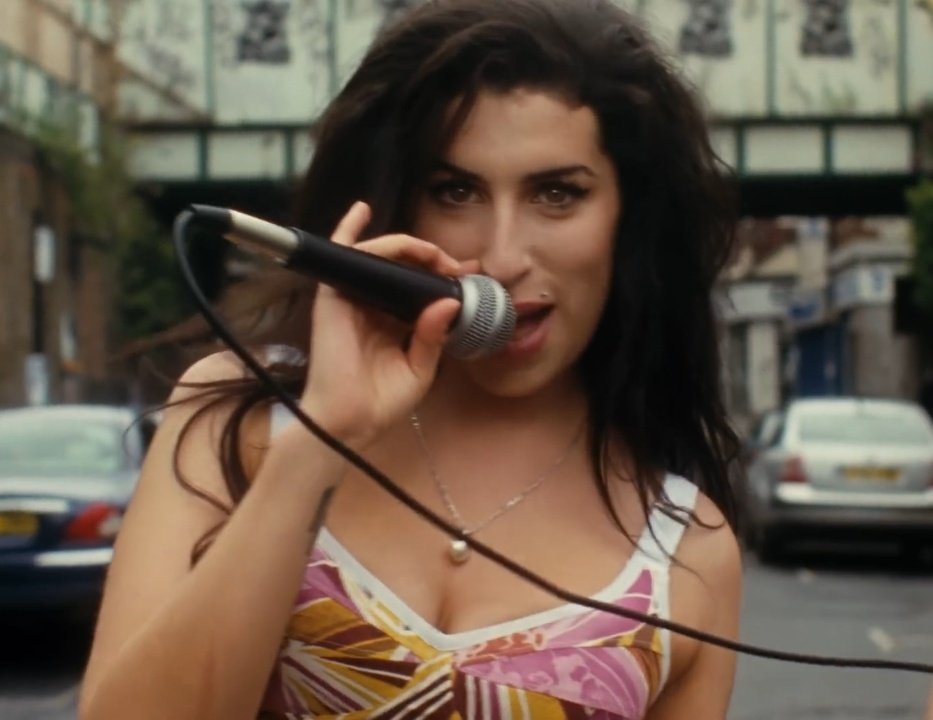 winehousehourly's tweet photo. https://t.co/FIILT4gka0