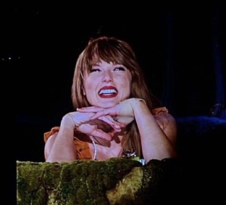 xbemyperson's tweet photo. a smile that can light up this whole town  #TaylorWeWillStay https://t.co/xqCkR6MWd7