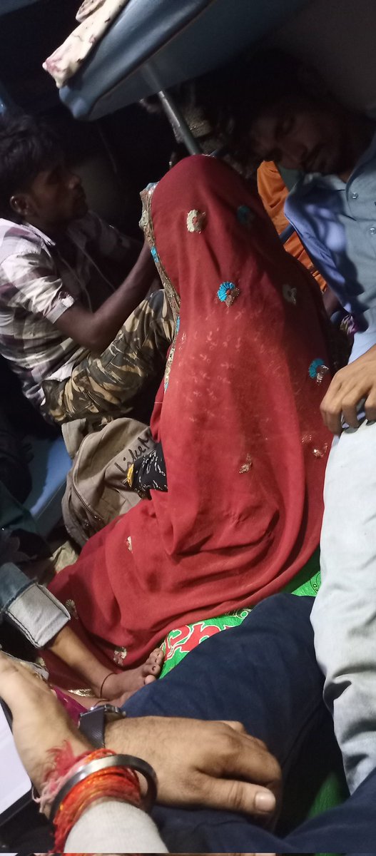 TomRidd77486475's tweet photo. Dear @RailMinIndia we spend 1000rupees to get confirm seat ..
And this is what we get ....No place for luggage..... no place to move ....this picture from sleeper bogi .... where no place for sleep https://t.co/KFnKPZSVK1