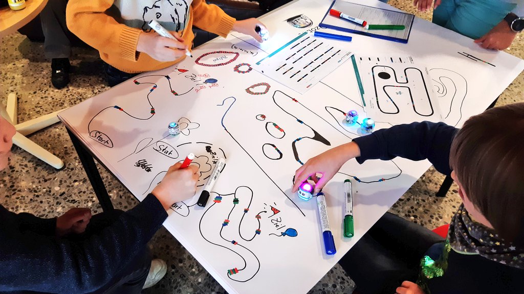 LehrstuhlEMV's tweet image. Roboter durch Farbmuster auf schwarzen Linien &quot;programmieren&quot; und dabei auch noch super kreativ werden - das konnten die Kids an der 9. #MINT-Station mit unseren rollenden @Ozobot|s unter Anleitung der #Medizintechnik-Studentinnen  Angelina &amp;amp; Anne des @STIMULATE_FC. #Coding4Kids