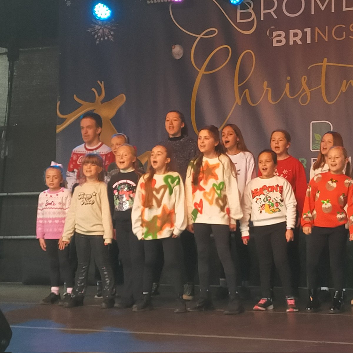 Yeaawardsuk's tweet photo. An absolutely amazing time today in Bromley💫
Hosted by @YourBromley 
@TheGladesBromley other community businesses, young performers  kicked off the festive season with spectacular performance.
@AllTheArtsTS
@DanceWorx
@gdndcrew 
@SkylarkDance 
@PQDA https://t.co/Hq4okjBK7j