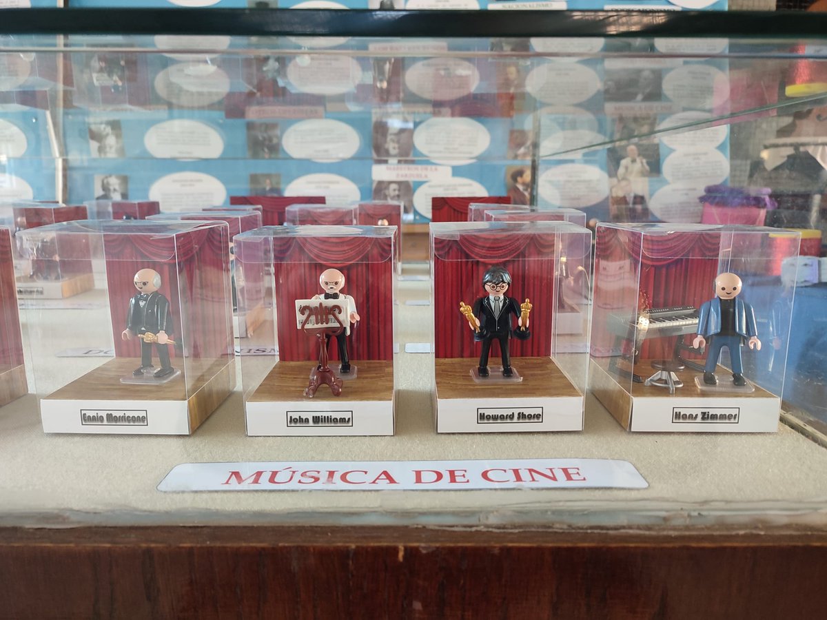 ieslqueipo's tweet photo. Exposición de Playmobil y de  instrumentos reciclados que va a dirigida a toda la comunidad educativa.
La  Exposición está formada por las figuras de Playmobil de 44 compositores y compositoras desde la Edad Media hasta el siglo XXI.  Más fotos en la web del @ieslqueipo https://t.co/SFkt43W2v3