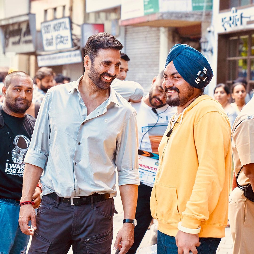 #AkshayKumar OLD pic clicked at the sets of #ProductionNo27 untitled Startup which is the remake of Film #SooraraiPottru