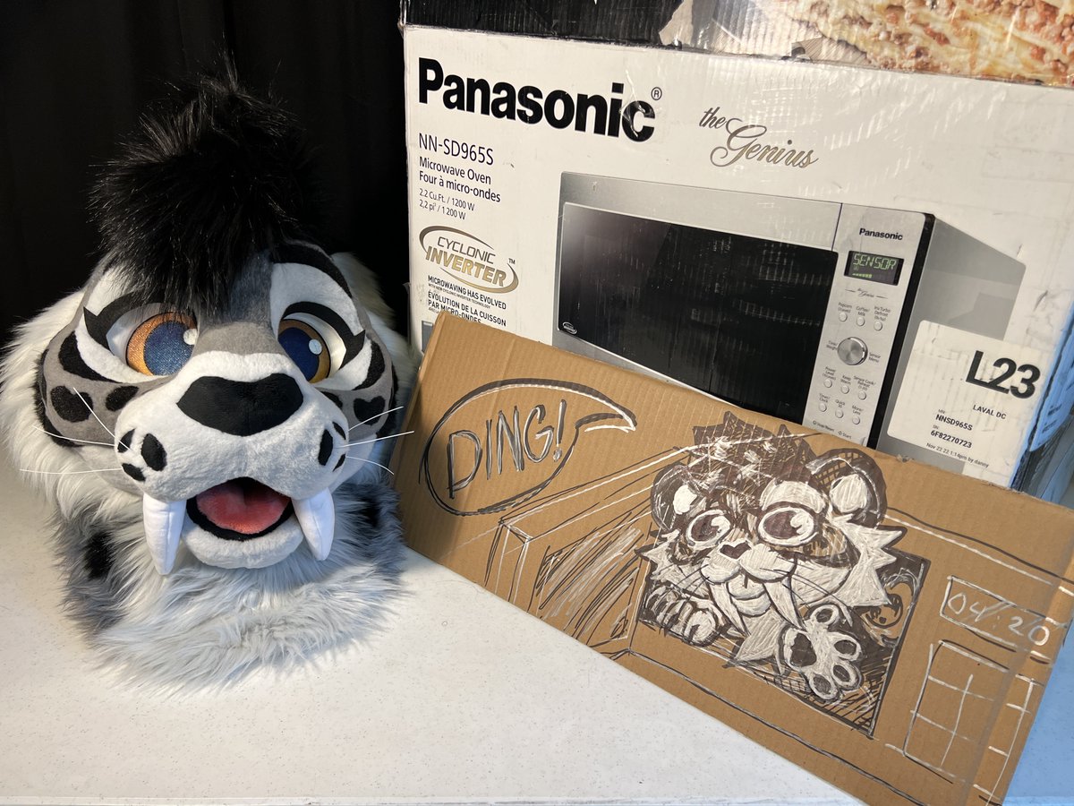 Aurora was shipped in a microwave box, so <a href="/COLORCARNAGE/">@COLORCARNAGE.bsky.social</a> added some very appropriate box art 😂